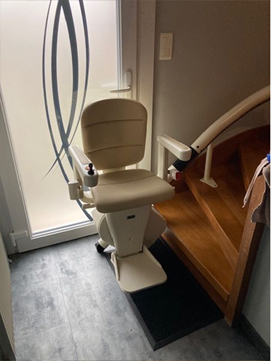 monte escalier fauteuil blanc